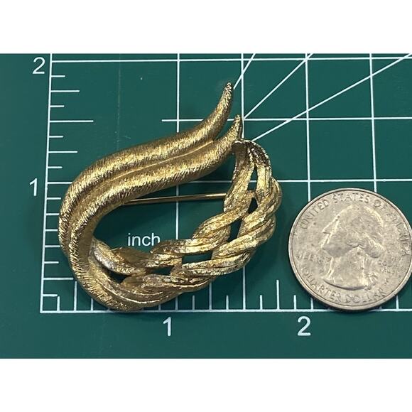 Vintage Monet Brushed Gold Tone Modernist Twisted Leaf Costume Brooch - Picture 12 of 12